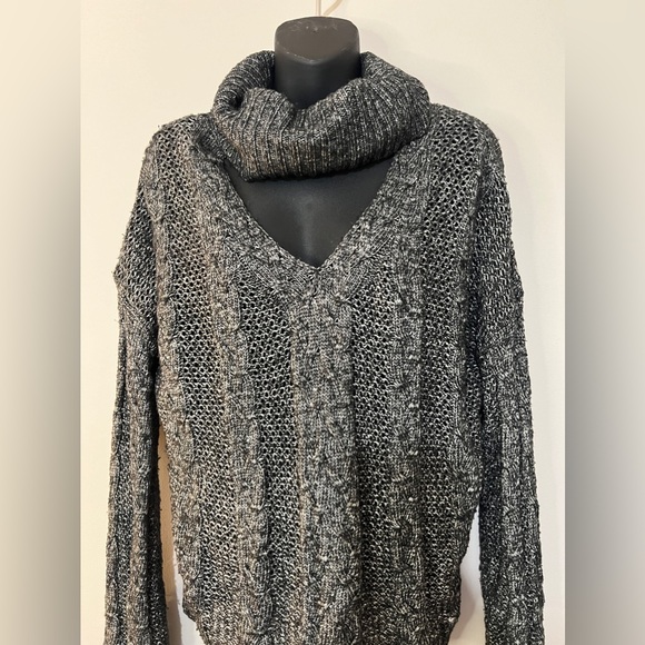 URBAN OUTFITTERS CUT OUT SWEATER - Picture 2 of 4